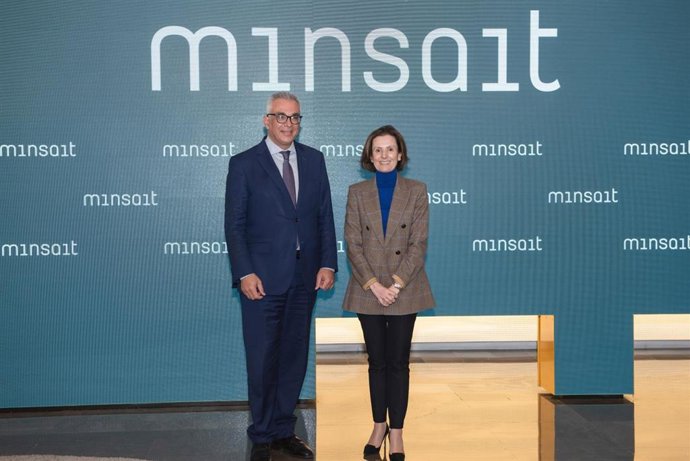 El consejero de Administración Local y Digitalización de la Comunidad de Madrid, Carlos Izquierdo, y la consejera delegada de Indra, y fundadora de Minsait, Cristina Ruiz, en la visita del primero a la sede de la empresa este miércoles, 30 de junio.