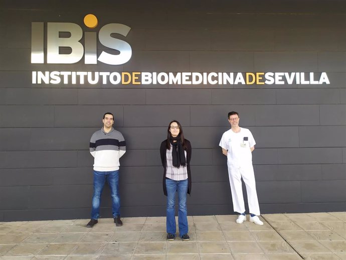 De izquierda a derecha, los doctores Daniel J. García, Lourdes Hontecillas y Enrique de Álava, del grupo de Patología Molecular de los sarcomas del IBiS.