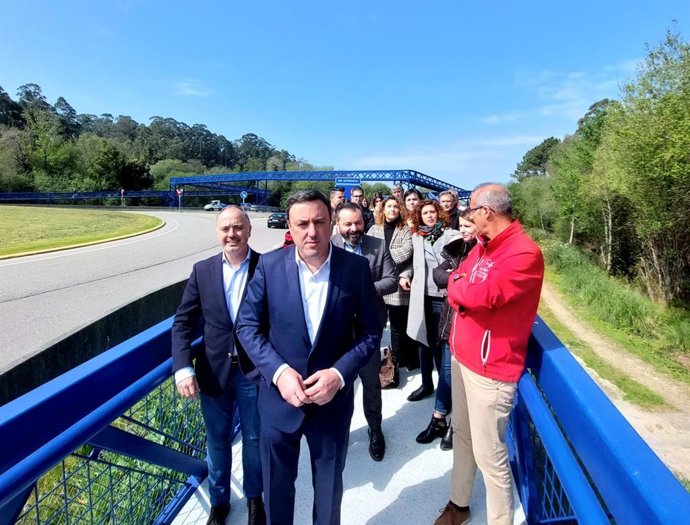 El secretario xeral del PSdeG, Valentín González Formoso, junto a cargos socailsitas y representantes municipales en Nigrán (Pontevedra)