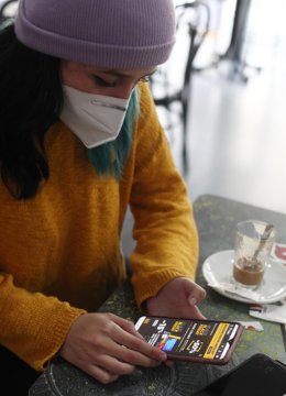 Archivo - Una joven consulta las ofertas online.