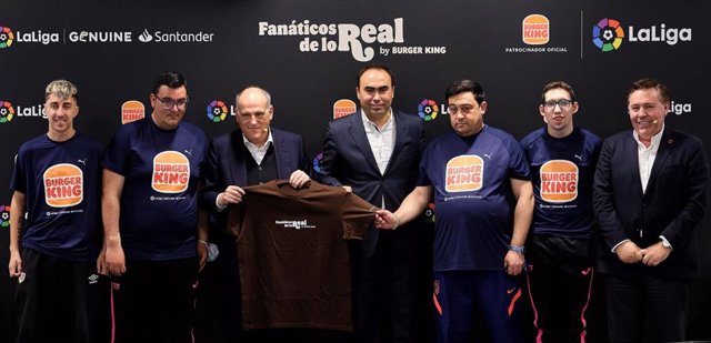 Javier Tebas, Jorge Carvalho y Gregorio Jiménez junto a jugadores de LaLiga Genuine Santander 2022