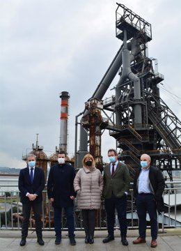 El consejero de Cultura y Política Lingüística y portavoz del Gobierno Vasco, Bingen Zupiria, y la alcaldesa de Sestao, Ainhoa Basabe, junto al Horno Alto de Sestao.