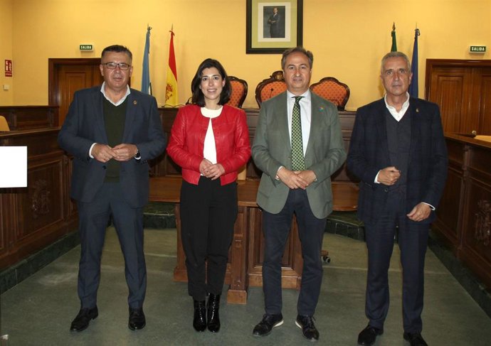 El delegado territorial de Turismo de la Junta en Córdoba, Ángel Pimentel (segundo por la dcha.), en su visita a Lucena.