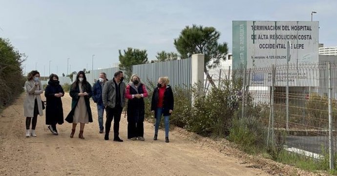 Una representación de alcaldes y concejales socialistas de la Costa y El Andévalo onubense se han concentrado este miércoles a las puertas del Chare de Lepe.