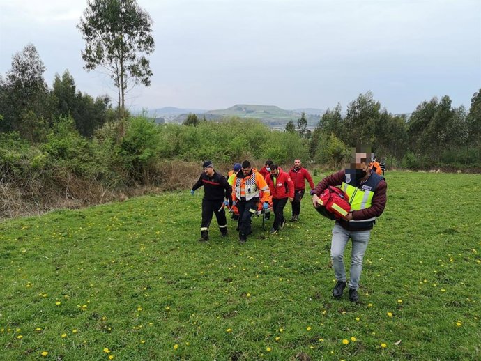 Momento en que la mujer es trasladada por los servicios de emergencia