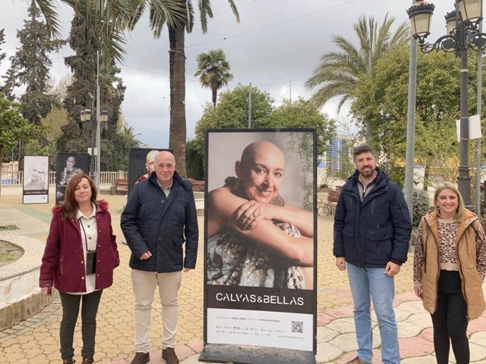 El alcalde de Rute y presidente de la Diputación, Antonio Ruiz (segundo por la izda.), visita la muestra.
