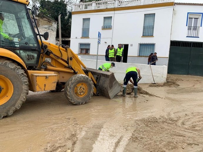 Trabajos de limpieza tras la riada en Setenil.