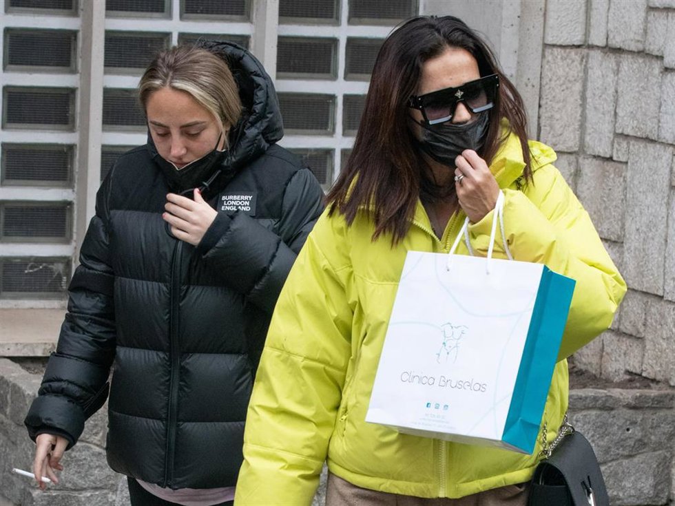 Olga Moreno y Rocío Flores han acudido a una revisión en la clínica en la que se sometieron a una lipoescultura hace solo tres días