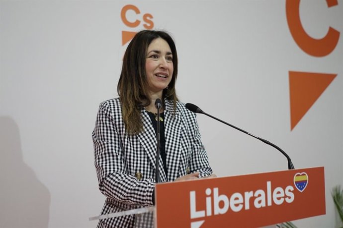 La coordinadora provincial de Ciudadanos (Cs) Sevilla, Isabel González, en rueda de prensa.