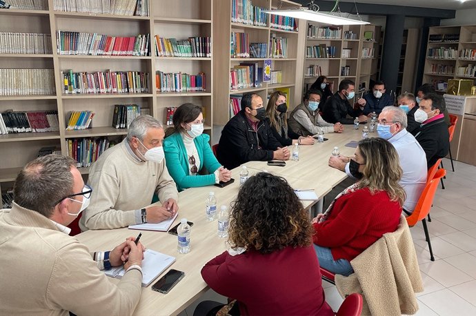 Reunión del presidente de la Diputación de Cáceres y parte de su equipo de Gobierno con alcaldes de Las Hurdes para conocer sus necesidades