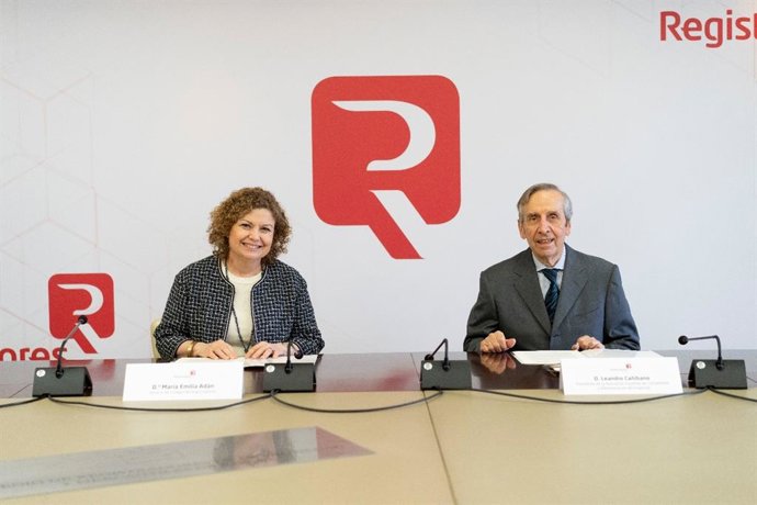 María Emilia Adán, decana del Colegio de Registradores de España, y Leandro Cañibano, presidente de la Asociación Española de Contabilidad y Administración de Empresas (AECA), han firmado una Adenda a su Convenio institucional para ampliar su colaboraci
