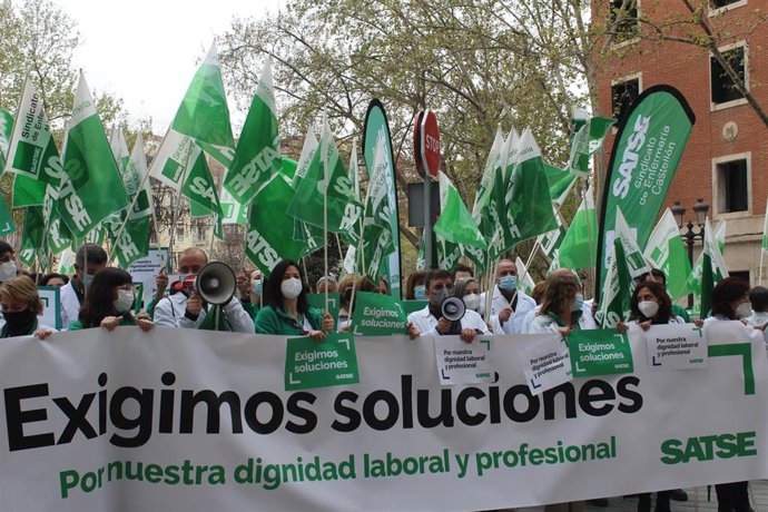 Imagen de la concentración ante la Conselleria de Sanidad