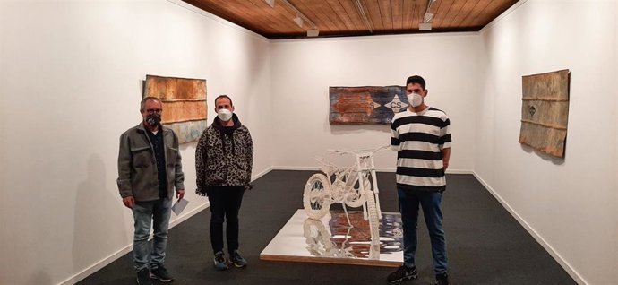 Luis Barrio, director del Servicio de Actividades Culturales de la USAL; Diego del Pozo, vicedecano de de Bellas Artes; y Álvaro Perote Guadilla (D).