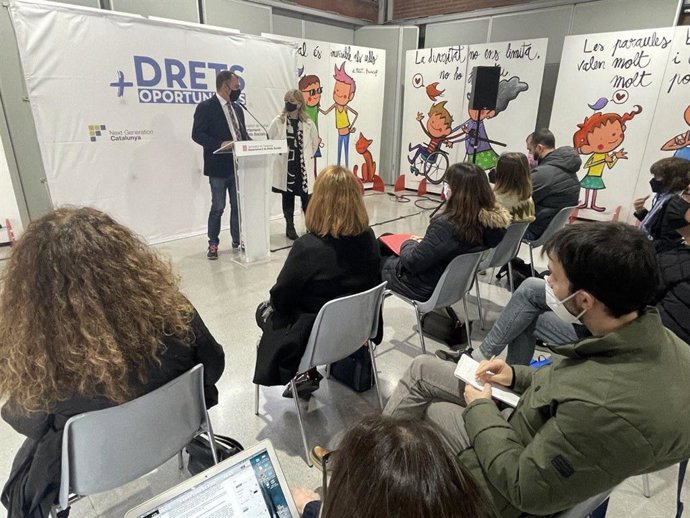 La consellera de Derechos Sociales, Violant Cervera, y el alcalde de Terrassa, Jordi Ballart, en rueda de prensa