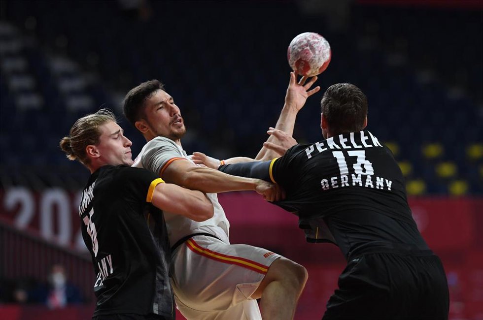 Archivo - Alex Dujshebaev intenta zafarse de la defensa de Alemania en los Juegos Olímpicos de Tokio