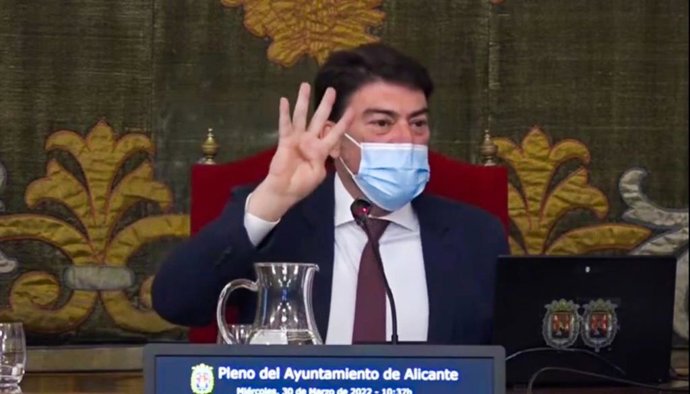 Luis Barcala durante el pleno de marzo de 2022