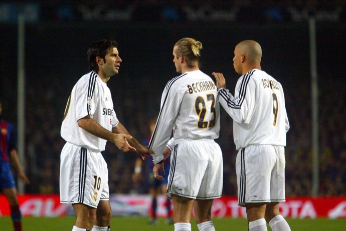 Figo, Beckham y Ronaldo durante un partido del Real Madrid en la temporada 2003-2004