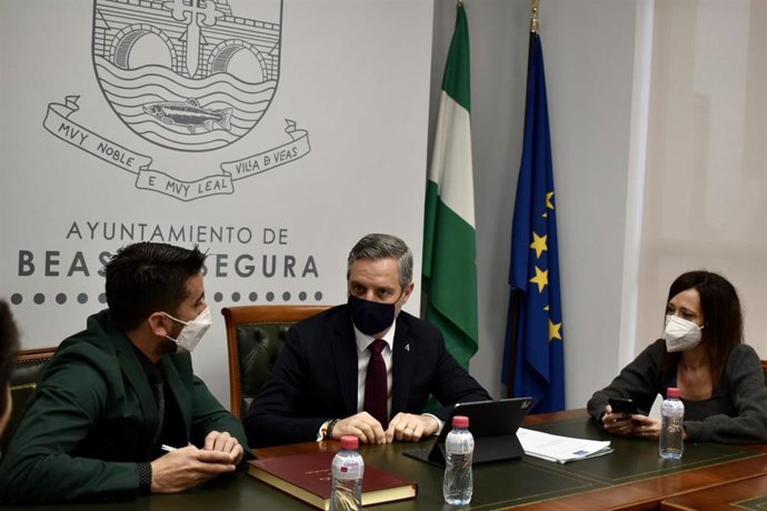 Juan Bravo (c), en el Ayuntamiento de Beas de Segura.