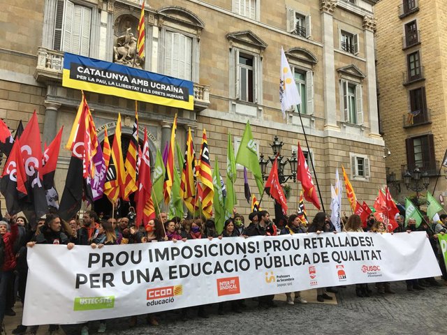 Manifestació dels sindicats educatius a la plaça Sant Jaume de Barcelona