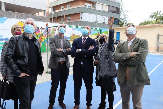 El director general de la Agencia Pública Andaluza de Educación, Manuel Cortés Romero, el delegado territorial de Educación, Miguel Andréu, y la concejala de Educación del Ayuntamiento de Cádiz, Ana Fernández, durante su visita al IES San Severiano.