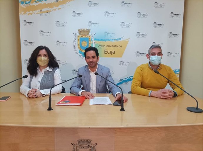 El portavoz del grupo municipal de Cs en Écija, Moisés Bermudo, en el centro de la imagen.