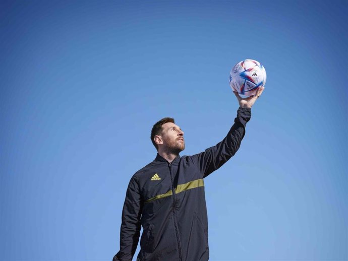 El delantero argentino Leo Messi sostiene el esférico de adidas 'Al Rihla', el balón oficial del Mundial de Qatar 2022.