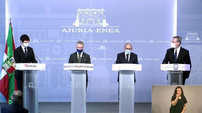 El lehendakari, Iñigo Urkullu, y los diputados generales de Bizkaia, Álava y Gipuzkoa durante el anuncio depaís la puesta en marcha de un plan de inversiones estratégicas