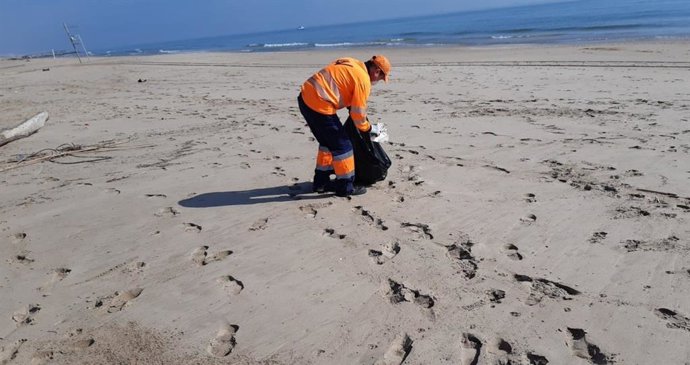 Archivo - Valencia.- Las playas de la ciudad se desalojarán a partir de las 19 horas por San Juan