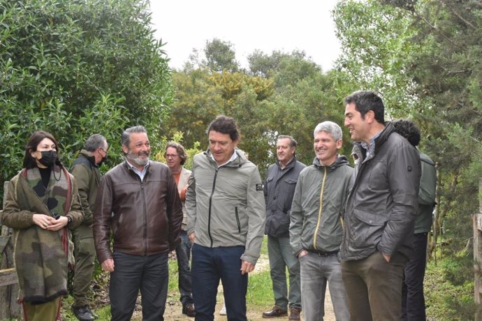 El delegado territorial de Desarrollo Sostenible de la Junta de Andalucía en Cádiz, Daniel Sánchez, durante la suelta de 22 pollos de ibis eremita.