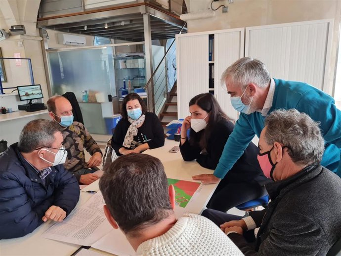 El director general de Transporte Marítimo y Aéreo, Xavier Ramis, y la gerente de Ports IB, Cristina Barahona, en una reunión de seguimiento de las obras del puerto de Fornells.