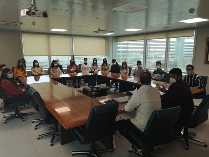 Los 16 estudiantes de formación profesional en la Conselleria de Educación y Formación Profesional.