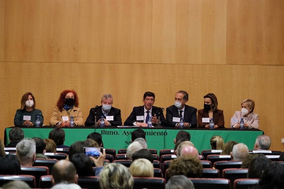 En el centro, el vicepresidente de la Junta participa en un encuentro con mujeres empresarias en Vélez-Rubio (Almería).