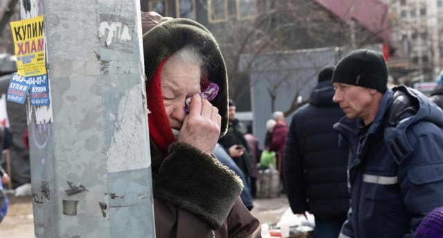 Una mujer llora durante la evacuación de civiles en Irpin, Ucrania. 