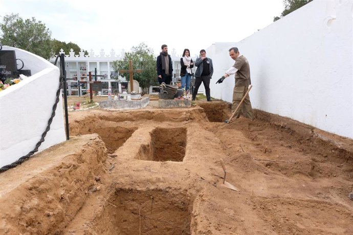 Tareas de exhumación en el cementerio de Sant Francesc, Formentera