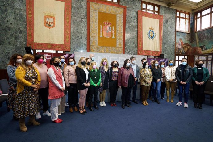 Foto de familia de representantes del Cabildo y AHETE