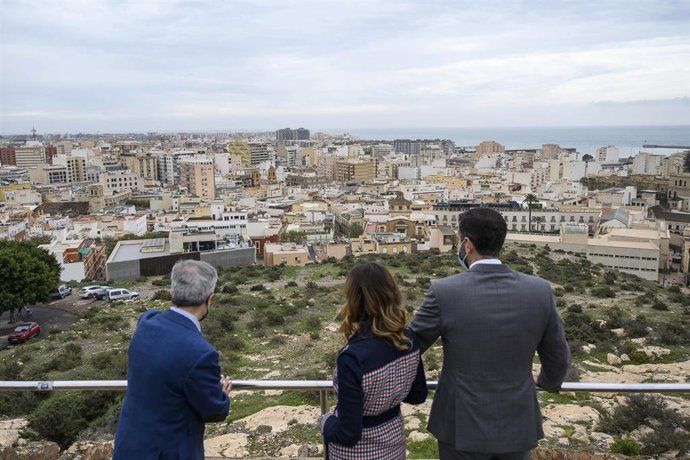 El alcalde de Almería contempla a ciudad desde el Cerro San Cristóbal.