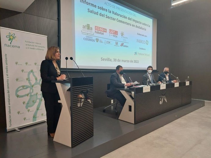 La consejera de Empleo, Formación y Trabajo Autónomo, Rocío Blanco, en la presentación del informe 'Valoración del impacto sobre la salud del sector cementero en Andalucía'