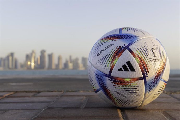 Archivo - Balón de adidas 'Al Rihla' para el Mundial Qatar 2022.