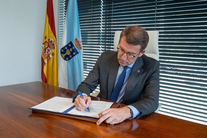 El presidente de la Xunta y candidato a liderar el PP, Alberto Núñez Feijóo, firma su dimisión como presidente de los populares gallegos