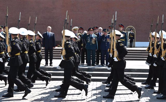 Archivo - El presidente de Rusia, Vladimir Putin, aasiste a un desfile militar en Moscú. 