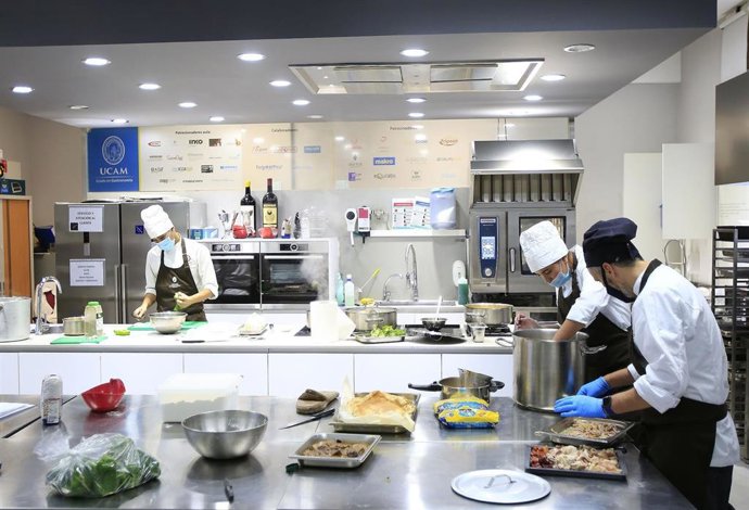 Imagen de una práctica en la Gastrolab de la Universidad Católica de Murcia.