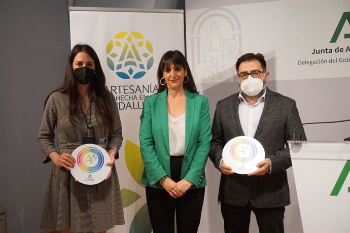 La delegada territorial de Transformación Económica, Industria, Conocimiento y Universidades, Carmen Martínez, entregados los distintivos 'Andalucía Calidad Artesanal' a Benito Bravo y Carmen Benítez.
