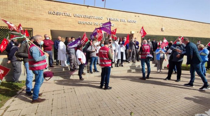 Concentración de los sindicatos en Sevilla por los trabajadores de mantenimiento.
