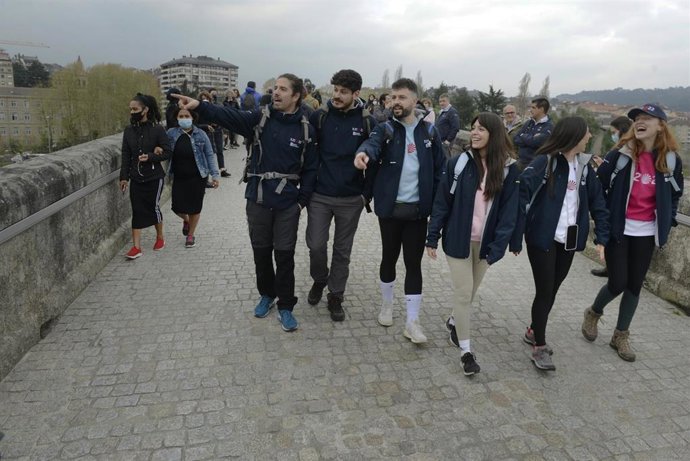 (I-D) Los cantantes Roi Méndez y Luis Cepeda; los instagramers Xurxo Carreño; Natalia Maquieira y Tamara García y la actriz Cristina Castaño, caminan en el Puente Romano de Ourense, a 30 de marzo de 2022, en Ourense, Galicia (España). Estos seis instagr