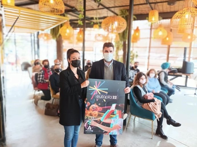 El asesor de programas del IAJ en Córdoba, Salvador García, y la concejala de Juventud del Ayuntamiento de Córdoba, Cintia Bustos.