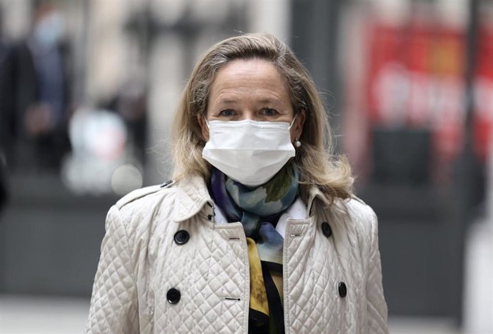 La vicepresidenta primera y ministra de Asuntos Económicos y Transformación Digital, Nadia Calviño, a su llegada a una sesión plenaria, en el Congreso de los Diputados, a 30 de marzo de 2022, en Madrid (España). 