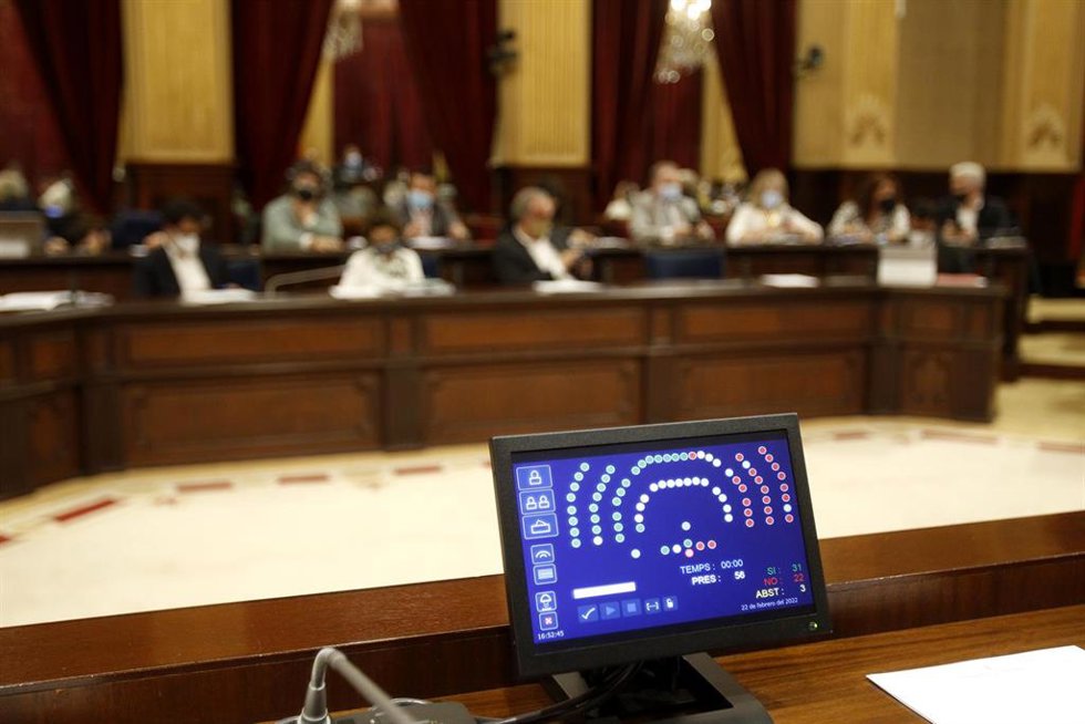 Archivo - Votación en el Parlament balear. 