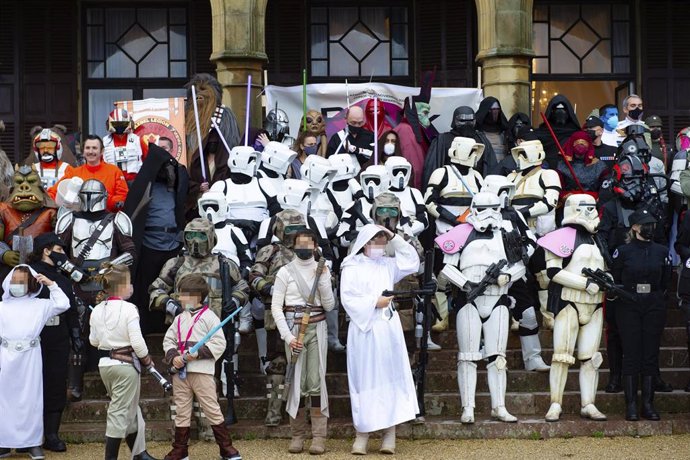 Archivo - Varios de los participantes de un desfile de personajes de la saga Star Wars, a 27 de noviembre de 2021, en Gipuzkoa