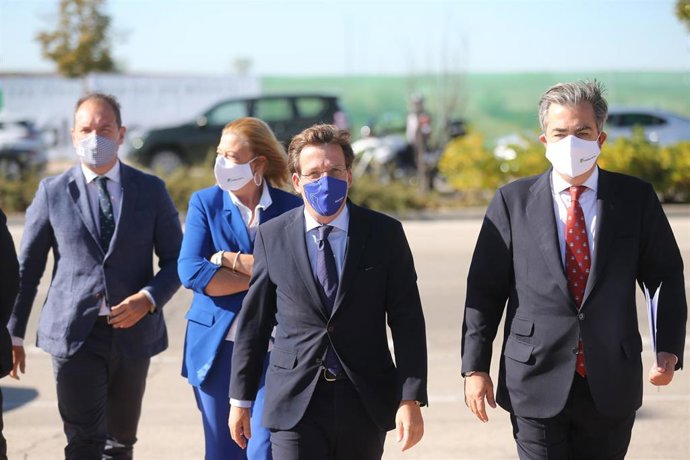 Archivo - El alcalde de Madrid, José Luis Martínez-Almeida (c), y el presidente de la Junta de Compensación de Valdecarros, Luis Roca de Togores (d) 