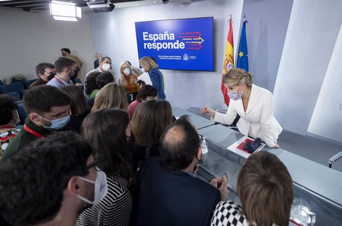 La vicepresidenta segunda y ministra de Trabajo y Economía Social, Yolanda Díaz, conversa con los medios de comunicación en una imagen de archivo.